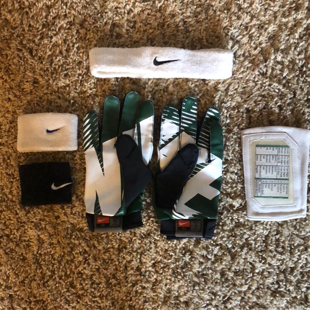 Nike Green and Black Performance Gloves for Football - Medium 🏈